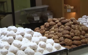 Μελομακάρονα και κουραμπιέδες: Στα ύψη οι τιμές – Πόσο πάει το κιλό