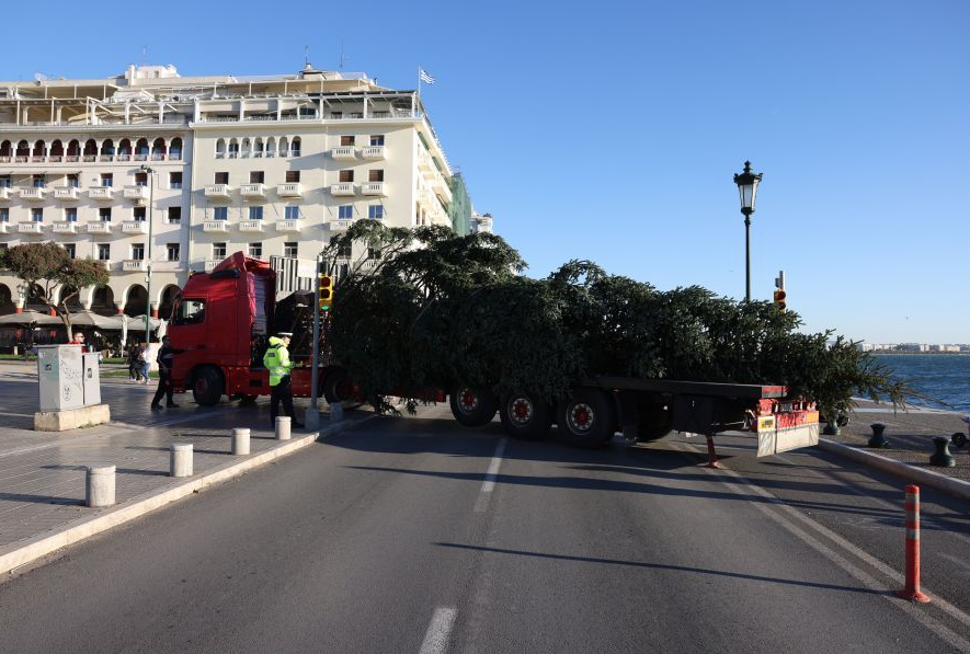 Χριστούγεννα: Έλατα σε Σύνταγμα και Θεσσαλονίκη – Δείτε τι θα κάνουν με τη Φωταγώγηση λόγω κρίσης… (vid)