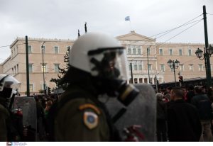 ΚΛΑΣΣΙΚΑ ΕΙΚΟΝΟΓΡΑΦΗΜΕΝΑ! Ένταση και φωτιές για το Πολυτεχνείο σε Θεσσαλονίκη και Αθήνα, vid