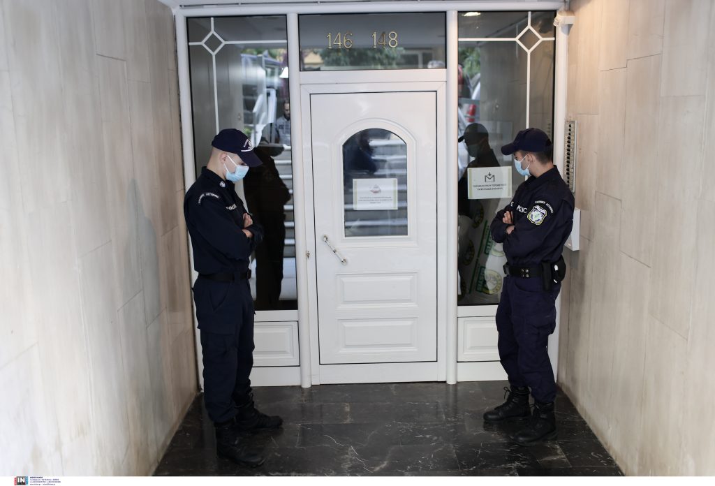 Την στιγμή που έθαβαν τον άνθρωπό τους, οι εισπρακτικές τους έψαχναν – ΒΙΝΤΕΟ