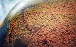 Η Κίνα κάνει έκκληση για ψυχραιμία και αυτοσυγκράτηση μετά την πτώση πυραύλου