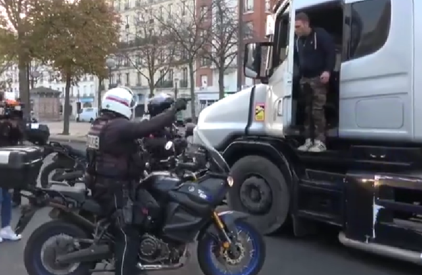 Γεύση ΧΟΥΝΤΑΣ στους γαλλικούς δρόμους! Με ΟΠΛΑ αστυνομικοί απειλούσαν απεργούς, vid