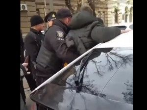 Όποιον έφηβο βρει μπροστά του ΣΕΡΝΕΙ για το μέτωπο ο ναρκομανής Ζελένσκι – Εικόνες-ΣΟΚ από Οδησσό, vid