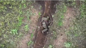 ΑΣΥΛΛΗΠΤΟ ΒΙΝΤΕΟ! Ρώσος στρατιώτης επιβιώνει από ΤΡΙΠΛΗ ΕΠΙΘΕΣΗ drone
