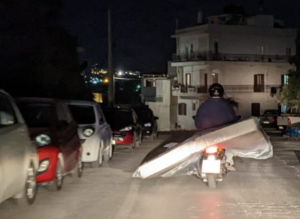 «ΕΛΛΑΔΑΡΑ»! Ασυνείδητος οδηγός μετέφερε διπλό στρώμα με μηχανάκι! – vid