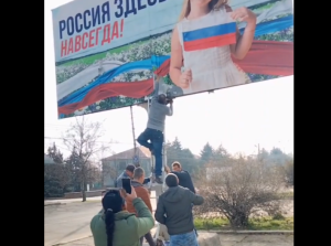 Νέα ΒΙΝΤΕΟ από Χερσώνα – Μέσα στην πόλη μετά από 8 μήνες οι Ουκρανοί! Κατεβάζουν ρωσικά σύμβολα