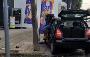 Απίστευτο περιστατικό στη Λάρισα! Γυναίκα άρχισε να χορεύει και να πετάει καρέκλες στη μέση του δρόμου, vid