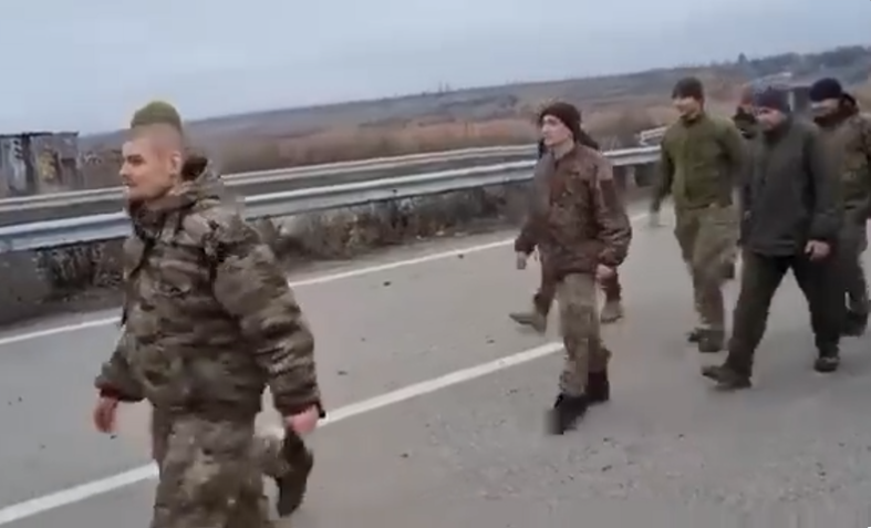 Εννέα Ρώσοι στρατιώτες απελευθερώθηκαν στο πλαίσιο ανταλλαγής αιχμαλώτων με την Ουκρανία, vid