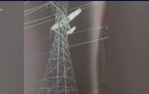 Αεροπλάνο “καρφώθηκε” σε πυλώνα υψηλής τάσης, vid