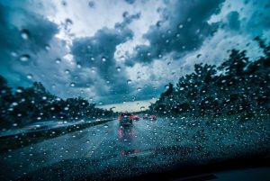 Τα SOS της οδήγησης στη βροχή! Τι να προσέξετε
