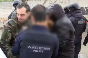 Ένταση και προσαγωγές σε επιχείρηση εκκένωσης της δομής φιλοξενίας ΑΛΛΟΔΑΠΩΝ στον Ελαιώνα – ΒΙΝΤΕΟ