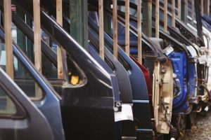 Ρωσία: Άρχισε μετά από χρόνια η παραγωγή των σοβιετικών Moskvich σε πρώην εργοστάσιο που εγκατέλειψε η Renault