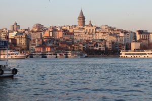Κωνσταντινούπολη: Ελληνόπουλα ψάλλουν τα κάλαντα του Λαζάρου και εύχονται “Καλή Ανάσταση” (video)
