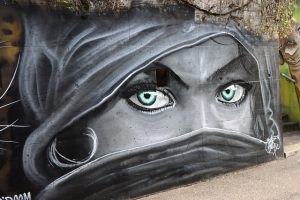 ΥΠΟΚΡΙΣΙΑ! Στο Κατάρ επιτρέπονται οι GAY, αλλά οι γυναίκες…Μπούρκα!