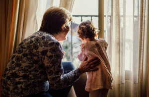 Εθελοντισμός και φροντίδα των εγγονιών  προστατεύουν από τη μοναξιά μετά τα 50