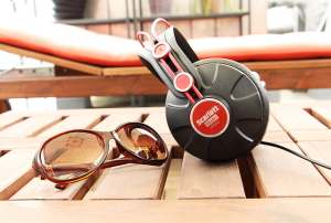 Έρευνα-σταθμός! Ένα δισεκατομμύριο νέοι κινδυνεύουν με απώλεια ακοής λόγω των ακουστικών και της δυνατής μουσικής