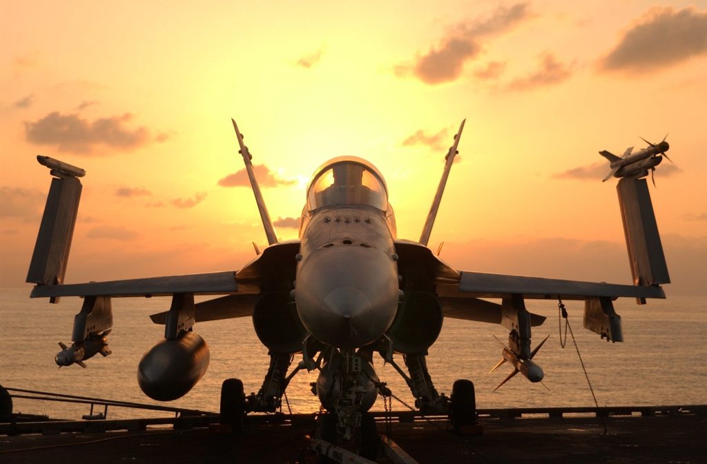 Απίστευτη ψυχραιμία: Εκτινάχθηκε από F-18 που συνετρίβη και μετά περπατούσε με το κινητό στο χέρι (Vid)