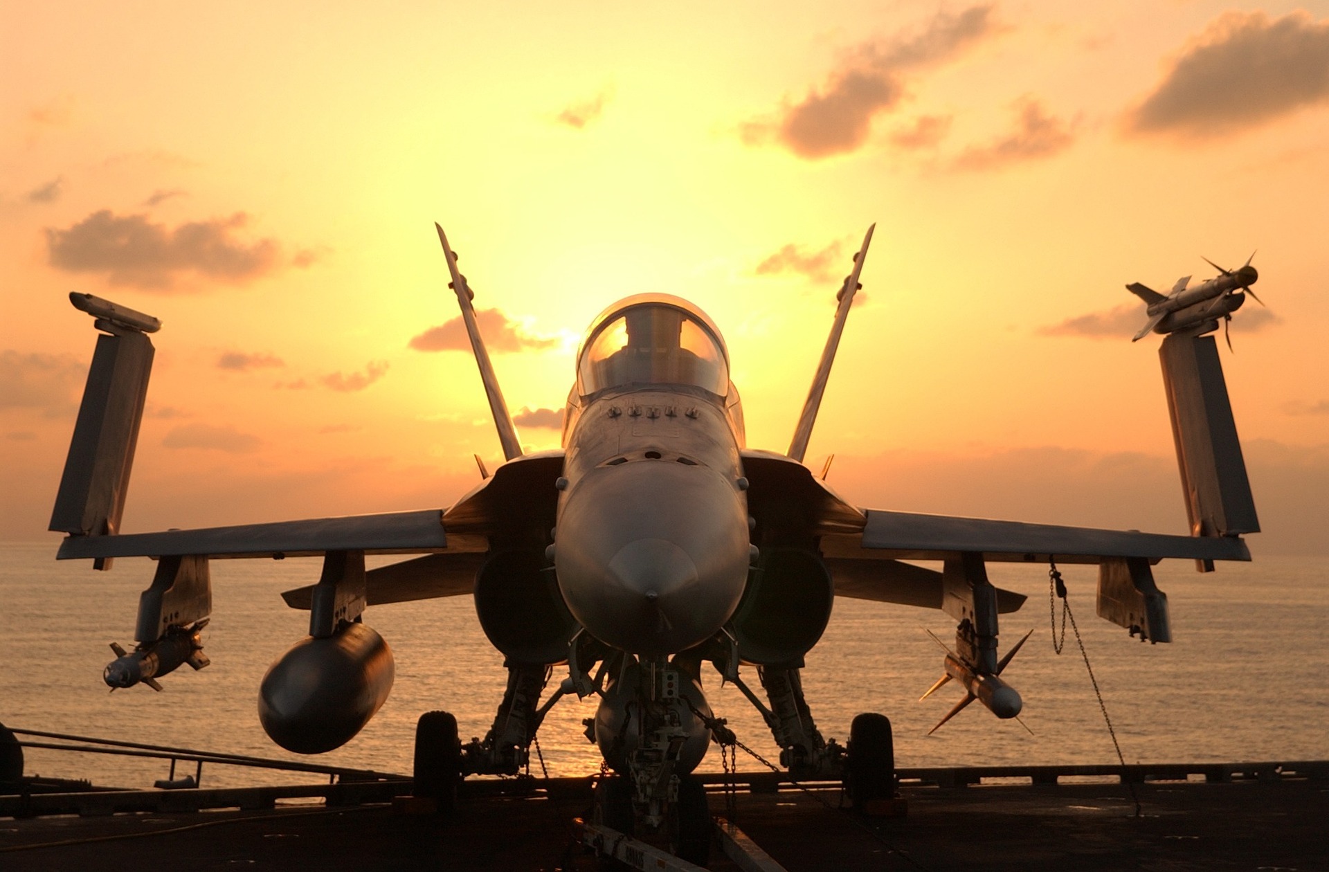 Απίστευτη ψυχραιμία: Εκτινάχθηκε από F-18 που συνετρίβη και μετά περπατούσε με το κινητό στο χέρι (Vid)