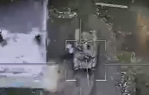 ΒΙΝΤΕΟ: Ρωσικό drone ΞΕΣΚΙΖΕΙ ουκρανικό τανκ