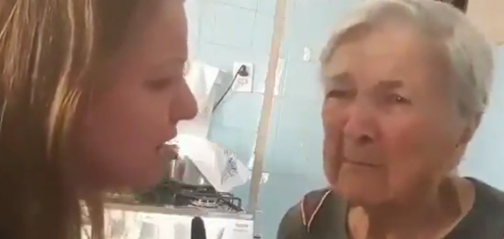 Γιαγιά συνέρχεται ξαφνικά από το Αλτσχάιμερ και λέει στην κόρη της «Σ’ αγαπώ» – ΔΥΝΑΤΟ ΒΙΝΤΕΟ