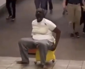 ΗΠΑ ΟΛΕ!!! Έκανε την ανάγκη του ανάμεσα στον κόσμο στον κουβά του καθαριστή – ΒΙΝΤΕΟ