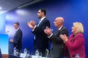 Σηκώθηκαν όλοι και χειροκρότησαν τον Μητσοτάκη!!! Φυσικά… αυθόρμητα – ΒΙΝΤΕΟ