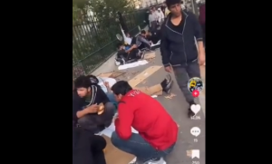 Στο μεταξύ στο Παρίσι, αποθεώνεται η πολυπολιτισμικότητα