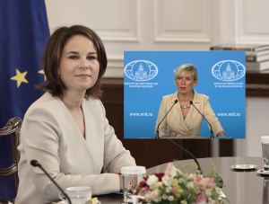 Ξεφτίλισε την ΑΣΧΕΤΗ Μπέρμποκ η Ζαχάροβα: «Μπέρδεψε την Ρωσία με την ΣΕΛΗΝΗ»