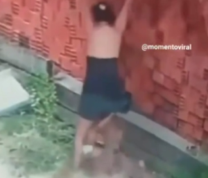 Μπήκε μπροστά να σώσει το παιδί της – ΒΙΝΤΕΟ