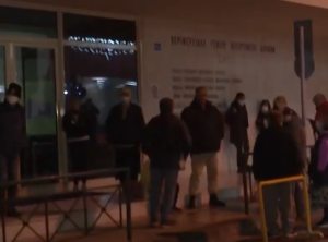 ΠΛΕΥΡΗ;;;;;;;; Αδιανόητη ταλαιπωρία για καρκινοπαθείς: Ουρές ΝΤΡΟΠΗΣ από το χάραμα για μια χημειοθεραπεία