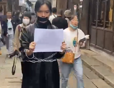 ΜΜΕ: Τι σημαίνει το λευκό χαρτί που υψώνουν κατά χιλιάδες οι Κινέζοι διαδηλωτές