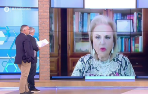 ΣΤΑΜΑΤΗΣΤΕ ΠΙΑ!!! Δημοσιογράφος: «Θα κάθεστε δηλαδή δίπλα-δίπλα με ανεμβολίαστους;;;», vid