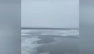 ΗΠΑ: 200 ψαράδες αποκλείστηκαν σε τεράστιο κομμάτι πάγου σε λίμνη της Μινεσότα (βίντεο)