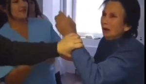 Δείτε πως βαράει την γιαγιά!!! Λένε πως είναι Κοσοβάρα νοσοκόμα και η ανήμπορη γριά Σέρβα…