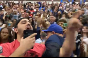 Έδιωξαν ΣΗΚΩΤΟ δημοσιογράφο που ΞΕΦΤΙΛΙΣΕ τον Ομπάμα – ΑΓΡΙΟ το ΚΛΙΜΑ στις ΗΠΑ, vid