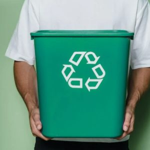 Θεσσαλονίκη: 50χρονος πέταξε κάδο απορριμμάτων στο κεφάλι της πεθεράς του μετά από τσακωμό με τη σύζυγό του