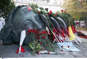 Σε ποιόν ανήκει το κεφάλι στο οποίο αφήνουν σήμερα λουλούδια;;; Στον… «νεκρό» φοιτητή;;;