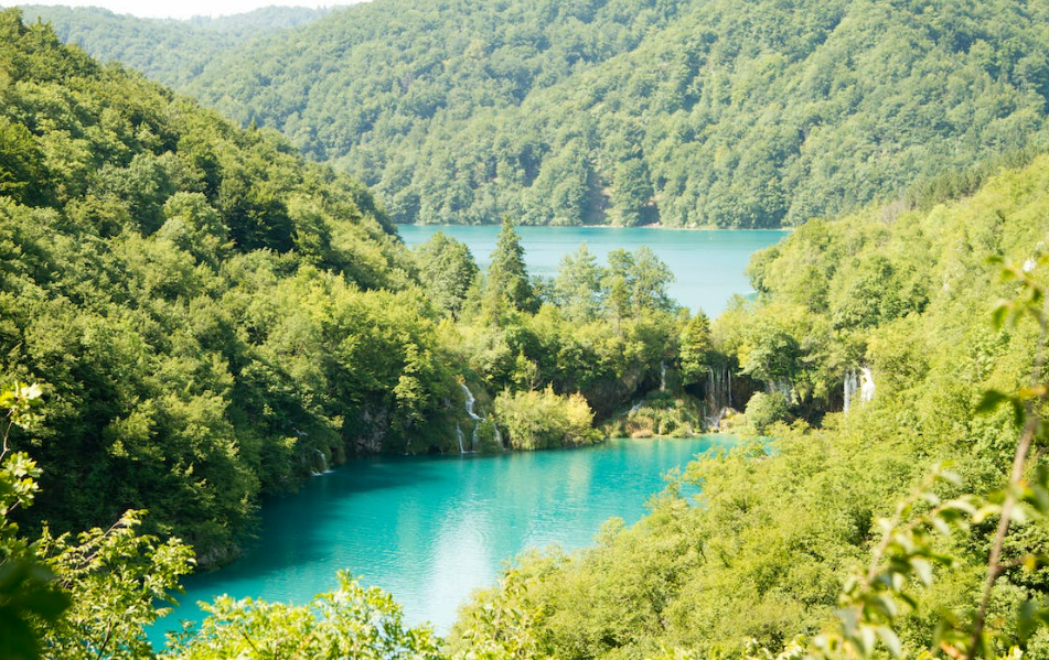 Κόλαση δίπλα στη λίμνη: Έκρηξη ισοπέδωσε κατοικίες μέσα σε δευτερόλεπτα (ΒΙΝΤΕΟ)
