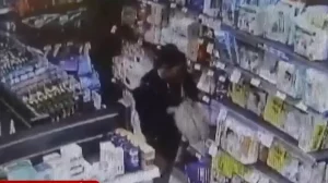 ΦΤΩΧΕΙΑ!!! Παλαιό Φάληρο: Βίντεο ντοκουμέντο από γυναίκα που κλέβει μίνι μάρκετ