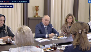 «Όλα προέρχονται από την οικογένεια»: Ο Πούτιν συναντά μητέρες στρατιωτικών που πολεμούν στην Ουκρανία