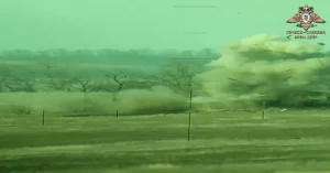 Ρωσικά κατευθυνόμενα με λέιζερ βλήματα πυροβολικού Krasnopol κτυπούν ουκρανικές οχυρές θέσεις, vid