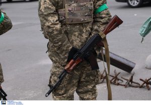 ΤΡΕΧΟΝΤΑΣ εγκαταλείπουν το Μπακχμούτ Ουκρανοί στρατιώτες, vid