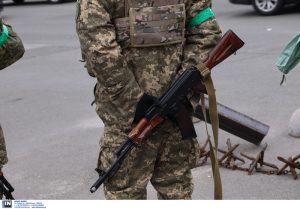 Επιστράτευση: Καθημερινό κυνηγητό στους ουκρανικούς δρόμους, vid