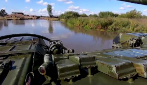 Εντυπωσιακό ΒΙΝΤΕΟ: Ρωσικά T-72 και T-80 διασχίζουν με ταχύτητα ποτάμι