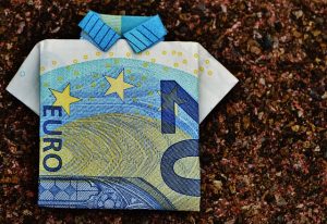 Credit Suisse: Βουτιά 1,5% για το ευρώ – Πιέσεις σε στερλίνα και ελβετικό φράγκο