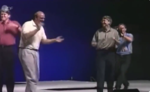 «Χαριτωμενιές»! Δείτε τον Bill Gates να…”χορεύει” το 1995, vid