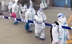 ΣΤΡΑΤΙΩΤΑΚΙΑ με λευκές στολές! Ξεσπούν τη ΧΟΥΝΤΑ τους στους ΜΙΚΡΟΥΣ και ΑΘΩΟΥΣ, vid