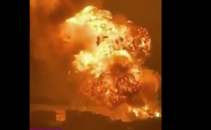 Έγινε η νύχτα-μέρα! Ισχυρότατη έκρηξη σε χώρο αποθήκευσης LNG αερίου στο Μαρόκο, vid