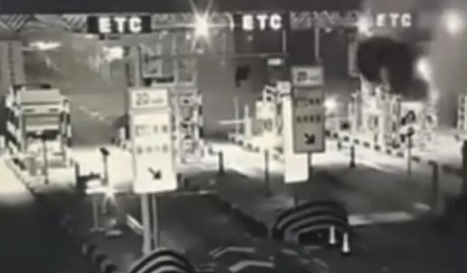 Κίνα: Αυτοκίνητο χτυπά σε σταθμό διοδίων και «πετάει» 15 μέτρα στον αέρα, VID