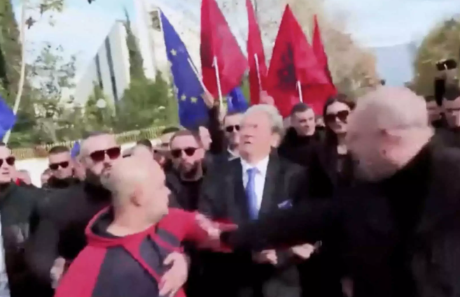 Χαμός στην Αλβανία! ΓΡΟΝΘΟΚΟΠΗΣΑΝ τον Μπερίσα στο δρόμο! – vid